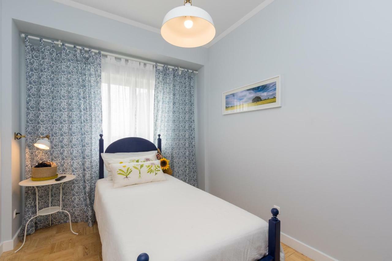 Lisbon Airport Hostel Екстер'єр фото